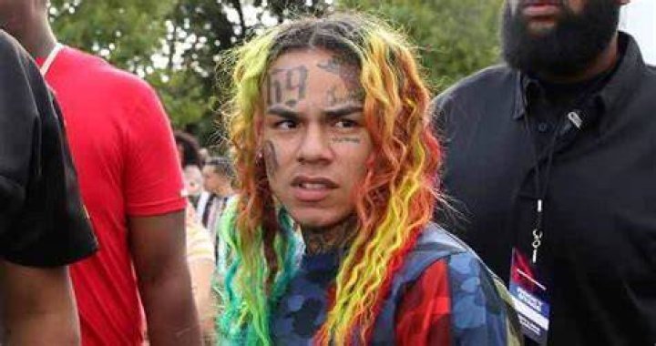 6ix9ine Puts Man On Blast While Shopping At Foot Locker