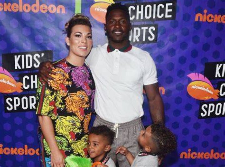 Antonio Brown's BM Chelsie Airs Him Out, Exposes Broken Windows & Hateful Texts