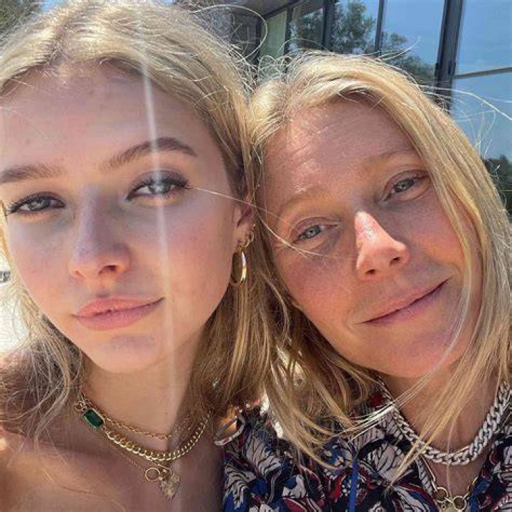 Apple Martin childhood image with her mom