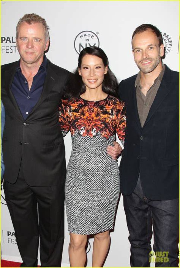 Are Jonny Lee Miller and Lucy Liu friends?