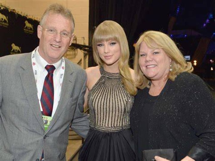 Are Taylors parents divorced?