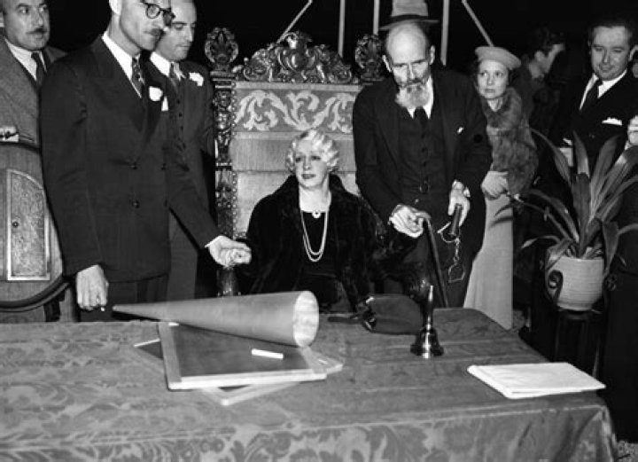 Bess Houdini Performs A Seance