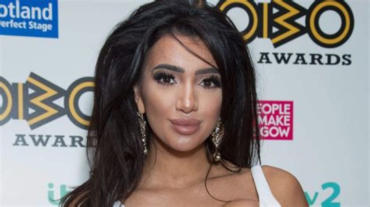 Chloe Khan is a British Model, Singer, Digital Content Creator, Instagram Influencer, and Television Personality from Wakefield, West Yorkshire, England, UK