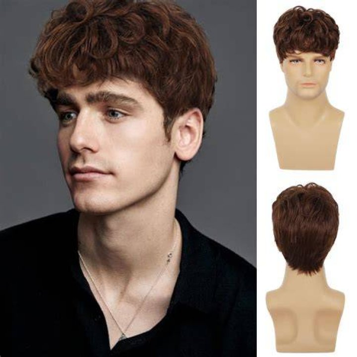 Does Saul wear a wig?