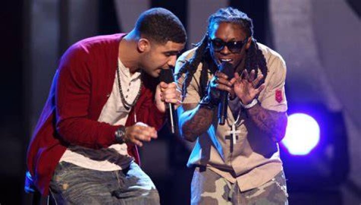 ¿Drake tiene contrato con Lil Wayne?