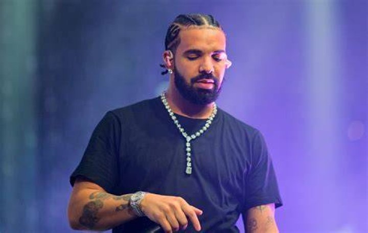 Drake's AirDrop Flirting Attempt With Restaurant "Dime" Deemed "Creepy," Rapper Faces Backlash