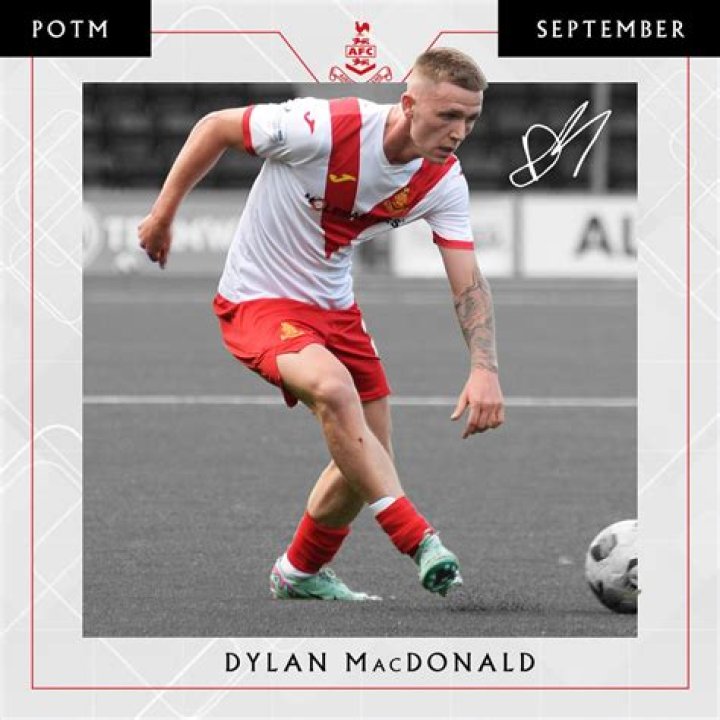 Dylan Macdonald likes to play tennis