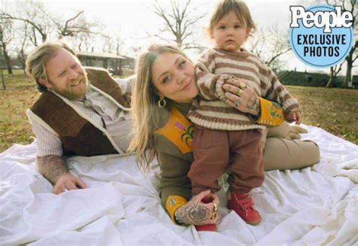 Elle with her family members