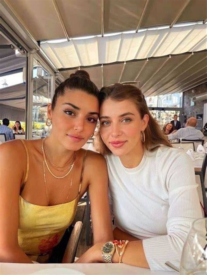 Hande with her sister Gamze Er&ccedil;el