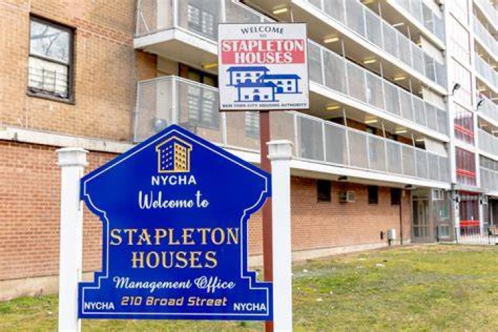 How many housing projects are in Staten Island?