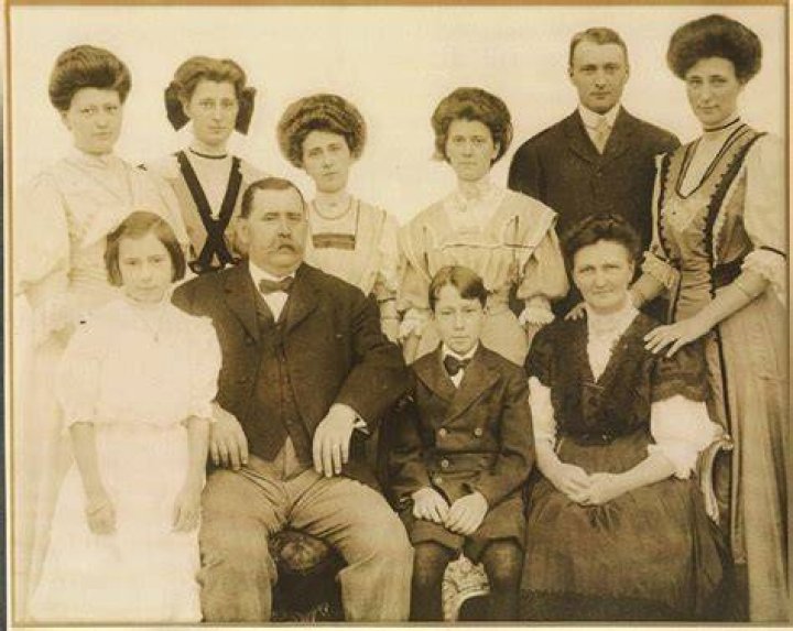 How much brothers and sisters did thomas edison have