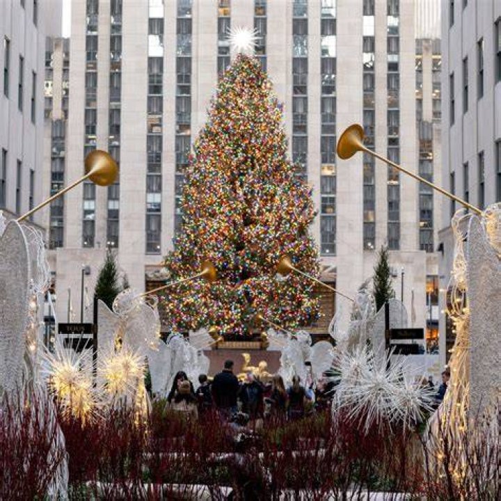 How much does it cost to light the Rockefeller tree?