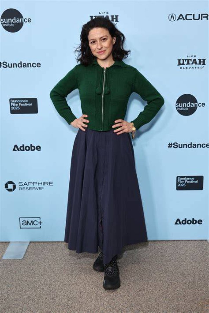 How tall is Alia Shawkat