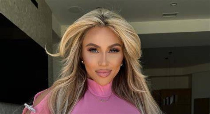 How tall is Khloe Terae