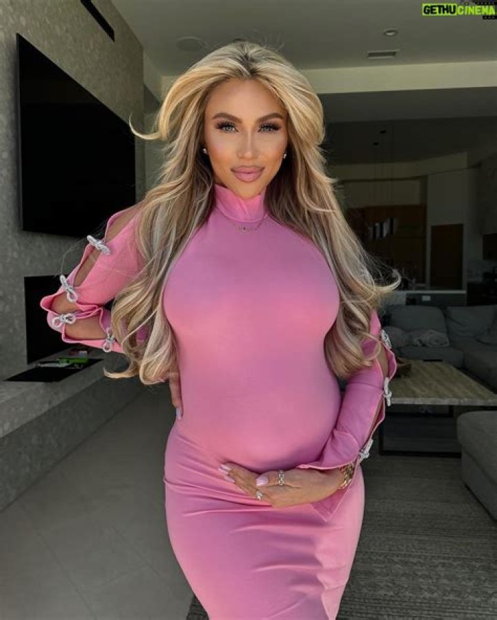 How tall is Khloë Terae