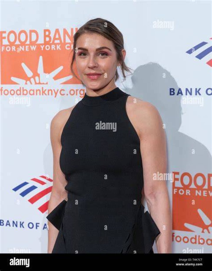 How tall is Lili Mirojnick