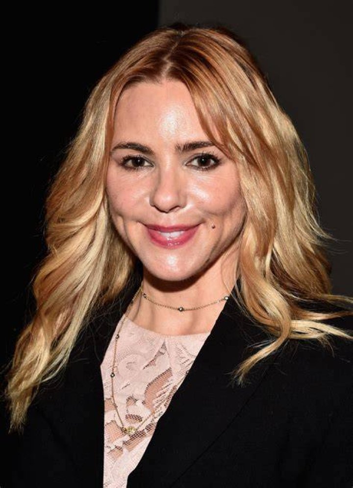 How tall is Olivia D'Abo