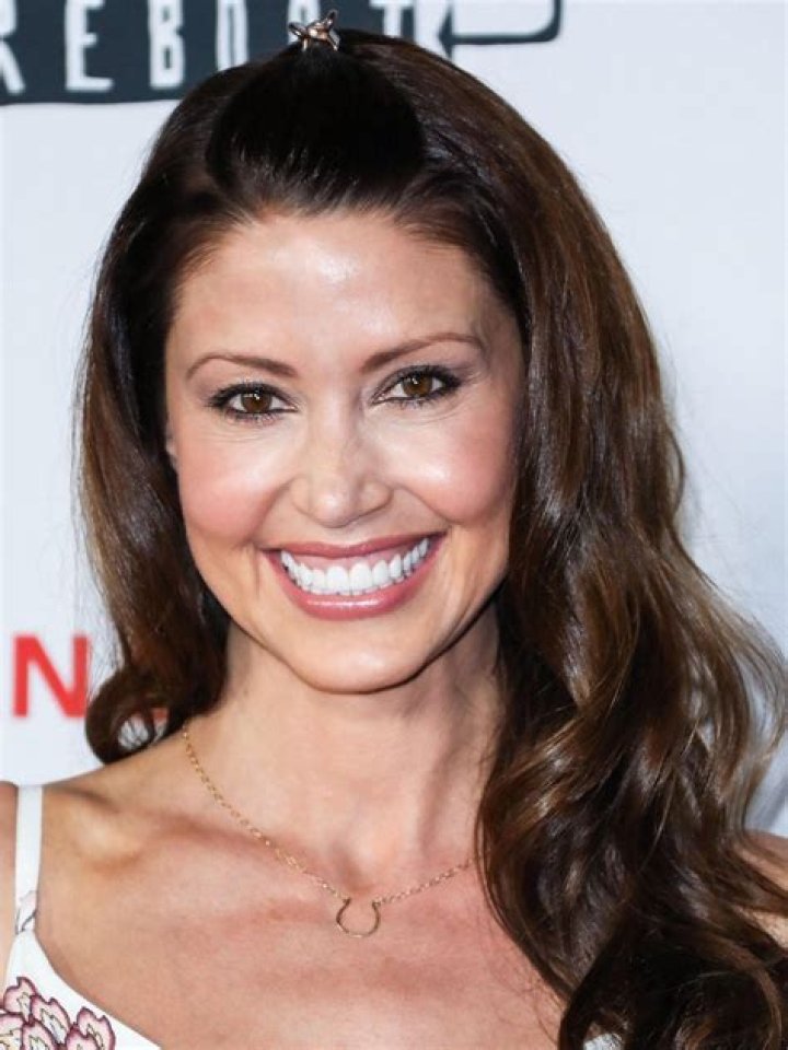 How tall is Shannon Elizabeth