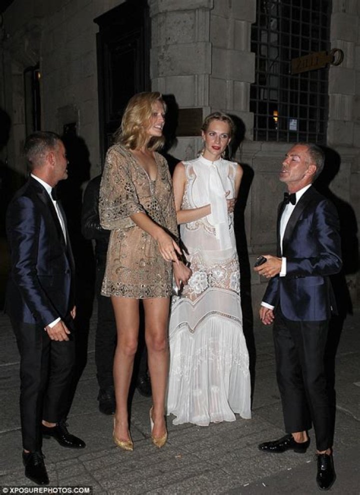 How tall is Toni Garrn