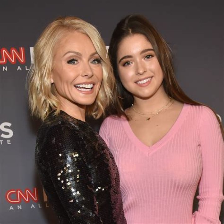 Lola Consuelos with her mother Kelly Ripa