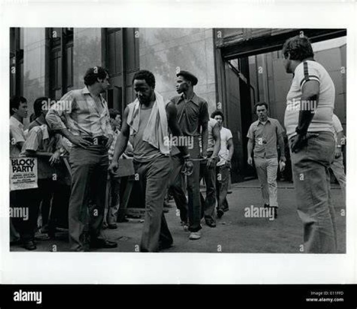 Looters 1977 Blackout