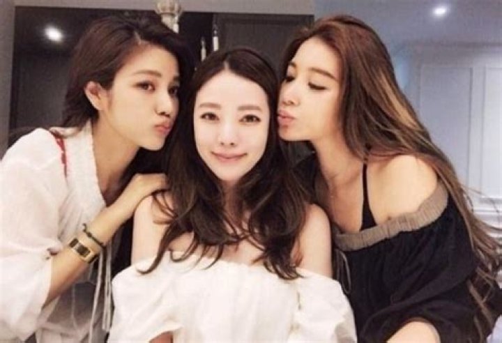 Lure Hsu and her sisters