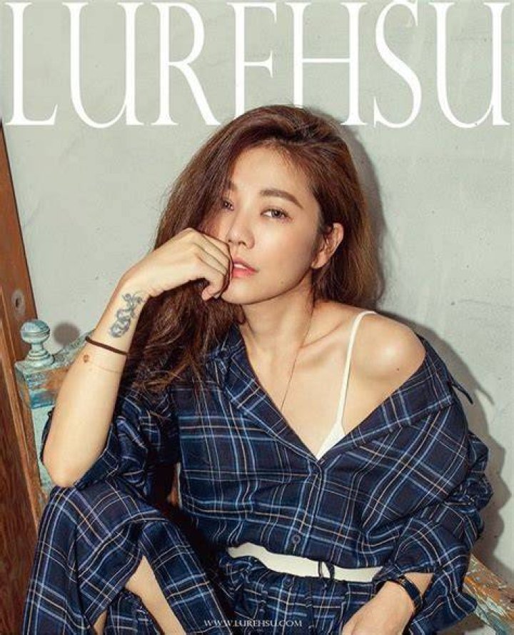 Lure Hsu childhood image with her mom