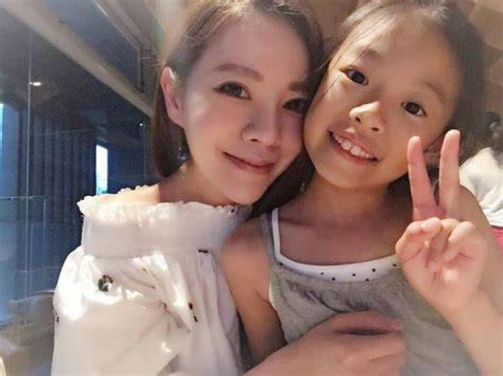 Lure Hsu with her mother