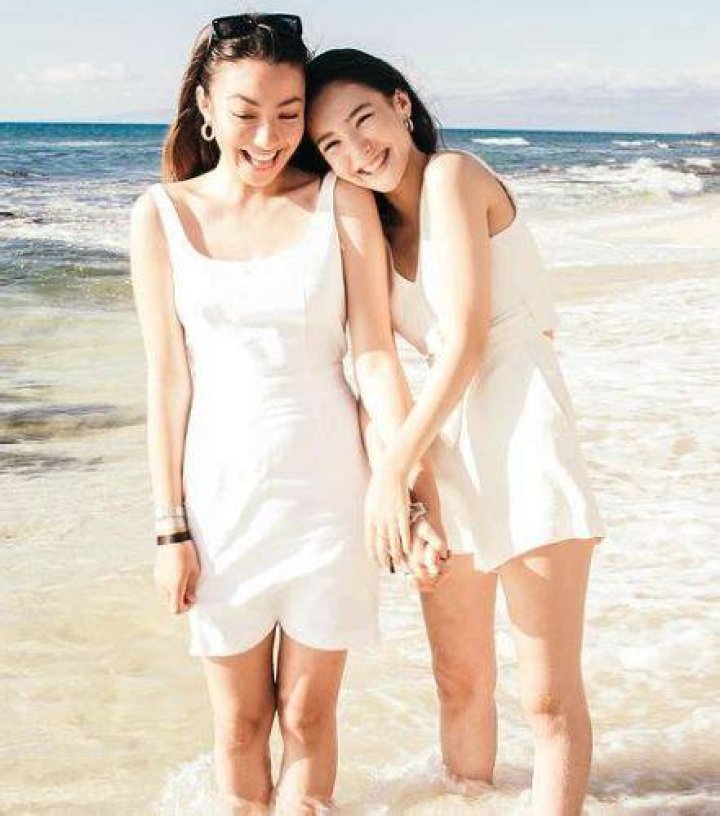 Minnie with her sister Emma Paris Mills