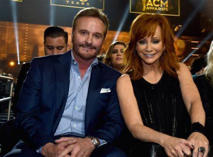 Narvel Blackstock worked as a manager and producer in Kelly Clarkson's Cautionary Christmas Music Tale