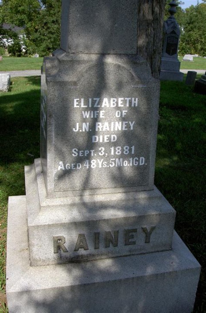 Rainey Finley childhood picture with her sister
