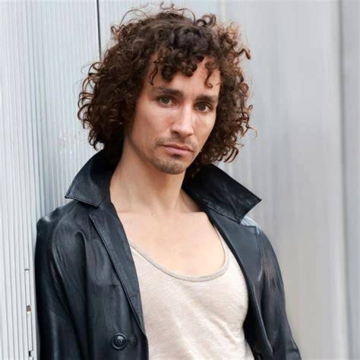 Robert Sheehan Biography, Age, Height, Wife, Net Worth, Family