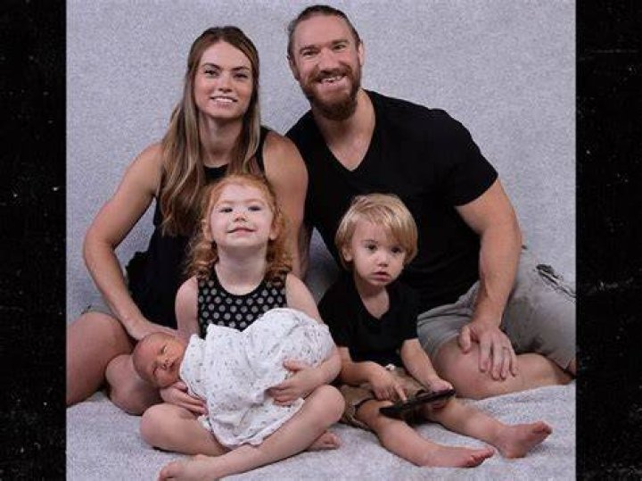 Sara Lee with husband and kids