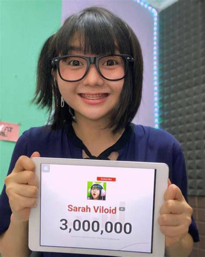 Sarah Viloid received Golden YouTube Play Button