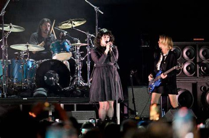 Violet Grohl performed at various stage shows along with her dad Dave Grohl