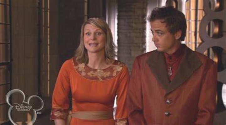 Why did Jennifer Robertson leave Twitches?