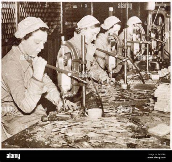 Women Workers Build A Bomber In 1942